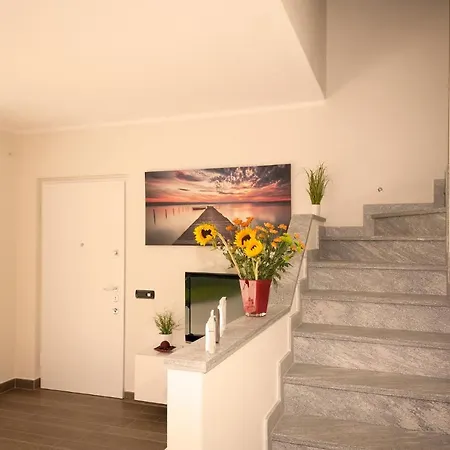 Βίλα Sleeps 6 Pool Besozzo