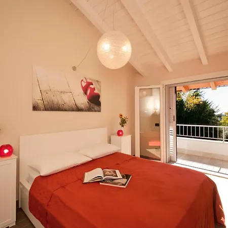 Sleeps 6 Pool Βίλα Besozzo